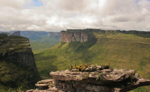 Vista deslumbrante do Morro do Pai Inácio: o pôr do sol na Chapada Diamantina revela uma paleta de cores única e paisagens de tirar o fôlego!