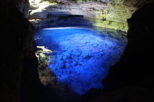 Encantador e único: o Poço Encantado, com suas águas cristalinas e efeito de luz mágico, é uma das joias da Chapada Diamantina. Imperdível!