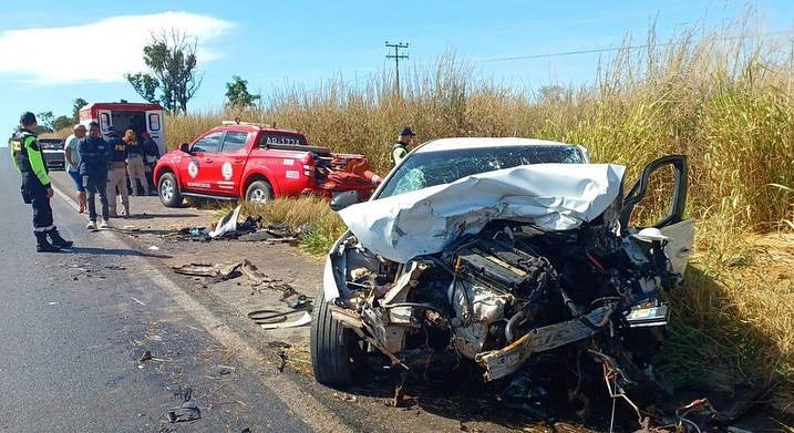 Carro destruído após colisão na BR-242, Bahia.