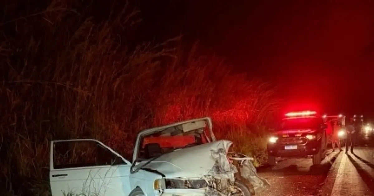 Acidente na BR-242 deixa motorista morto e passageira ferida em Barreiras