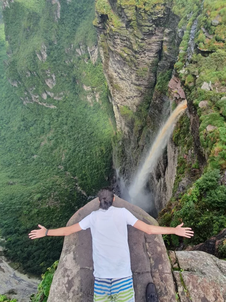 Vista espetacular da Cachoeira da Fumaça: do alto, um horizonte infinito e a imensidão da Chapada Diamantina em toda sua grandiosidade. Foto: www.vamostrilhar.com.br