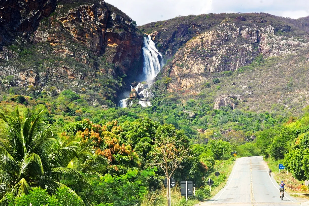 Cachoeira Véu de Noiva – Um Tesouro Natural em Livramento de Nossa Senhora, Bahia