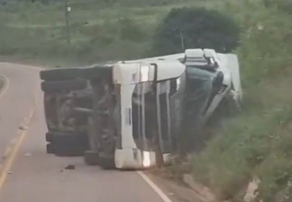 Carreta Tomba na BA-142, Próximo a Barra da Estiva: Momento do Acidente é Registrado