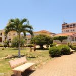 Vista da Praça Dom Hélio Pascoal em Livramento de Nossa Senhora, onde o clima ameno torna o passeio ainda mais agradável e convidativo