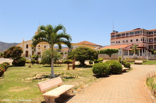 Vista da Praça Dom Hélio Pascoal em Livramento de Nossa Senhora, onde o clima ameno torna o passeio ainda mais agradável e convidativo