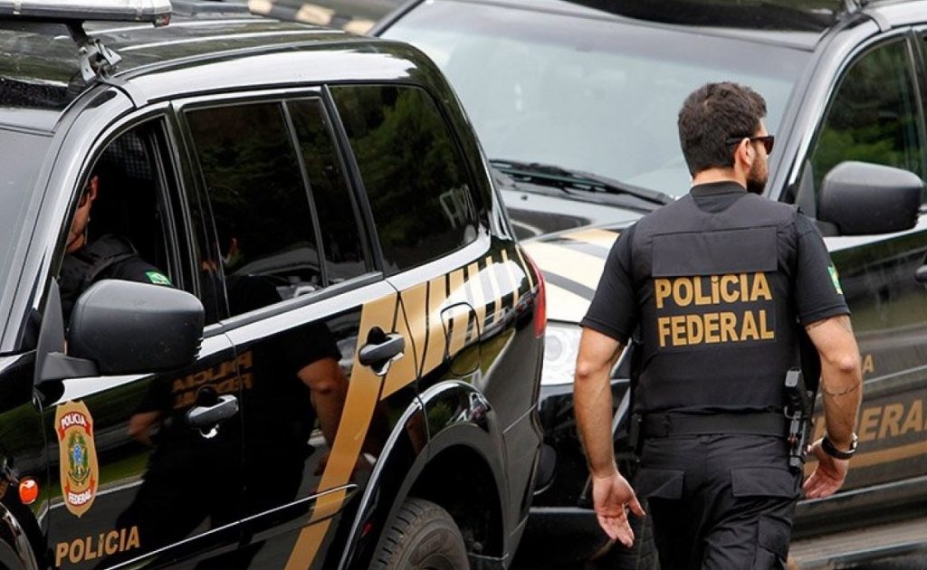 Agentes da Polícia Federal em operação, concurso PF 2025 com mil vagas abertas.