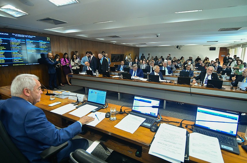 CCJ aprova fim da reeleição e mandatos de cinco anos