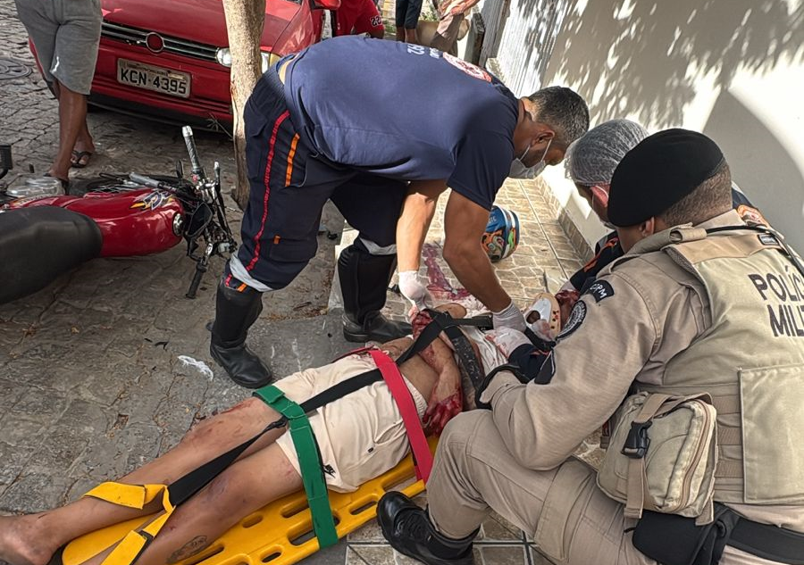 Motociclista fica ferido após colidir contra árvore em Macaúbas