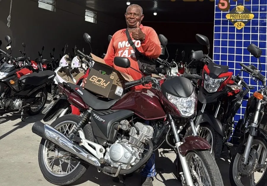 Mototaxista Antônio Terto da Silva celebra a conquista de sua nova moto após mobilização social em Brumado. Foto: Divulgação.
