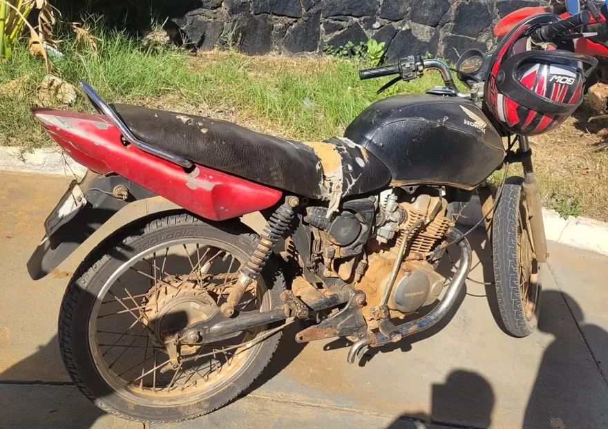 Ação da polícia em Paramirim apreende moto roubada