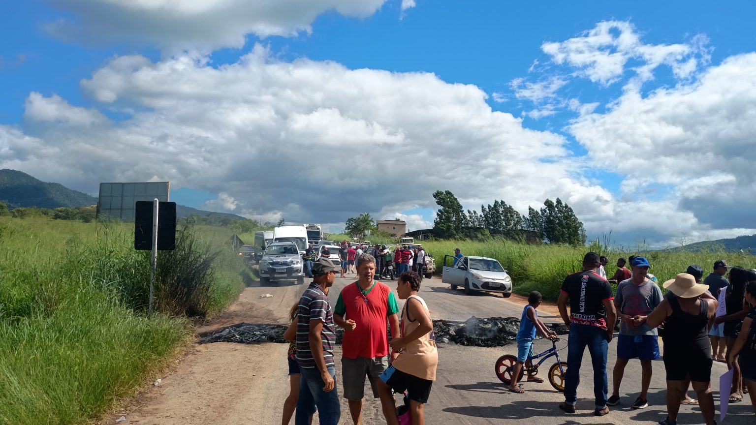 Fechamento de Hospital em Itambé gera protesto e bloqueio na BA-263