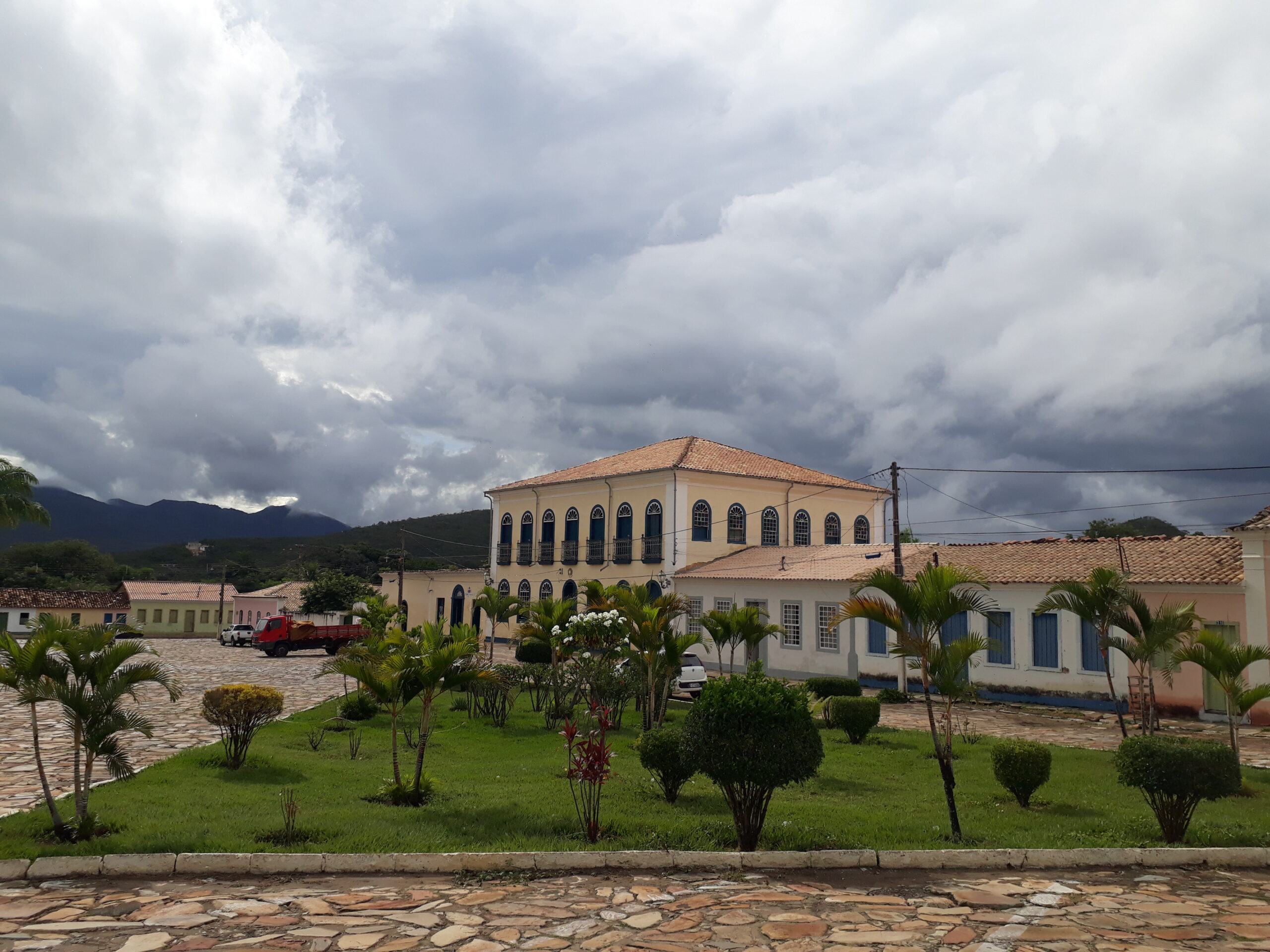 Praça do Rosário em Rio de Contas, Chapada Diamantina, com paisagem de montanhas e cenário típico do interior baiano.