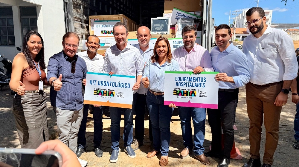 Secretária estadual de saúde, Roberta Santana, ao lado de autoridades de Brumado durante visita às unidades de saúde para avaliar e fortalecer os serviços na região. Foto: Divulgação.