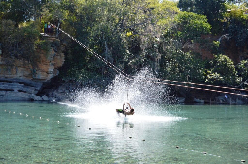 Tirolesa na Fazenda Pratinha: Aventura sobre águas cristalinas! 💦✨
📷 Crédito: Fazenda Pratinha