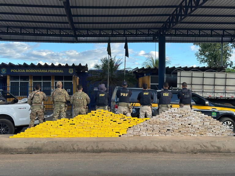 Apreensão histórica na BR-242 | PRF intercepta caminhão com 477 kg de drogas em Barreiras, Bahia. Motorista segue foragido. Foto: Divulgação PRF