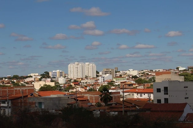 Foto da cidade de Brumado, Bahia, destacando prédios, ruas e áreas verdes.