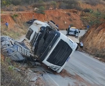 Carreta carregada de cimento tomba na BA-148, em trecho perigoso da Chapada Diamantina