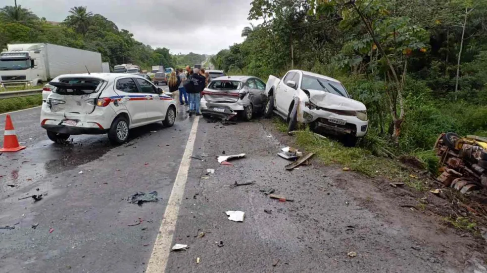 Engavetamento com oito veículos causa interdição parcial na BR-324 em Amélia Rodrigues