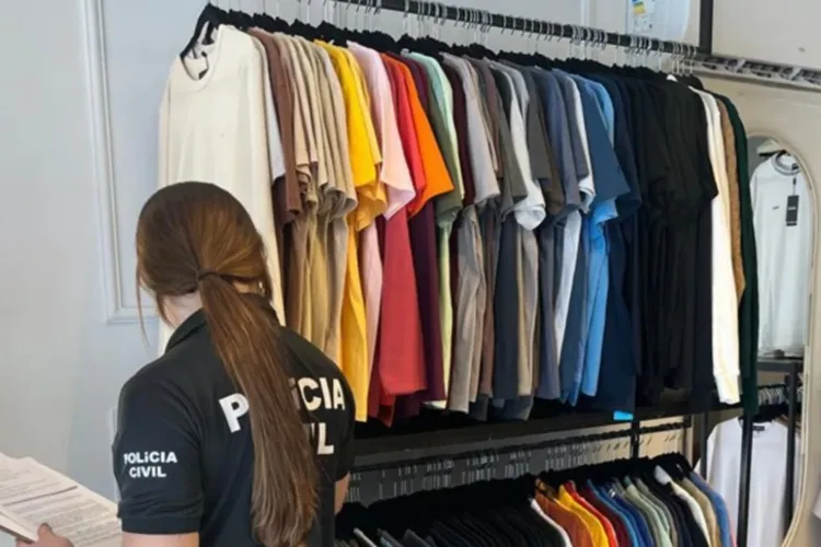 Polícia Civil apreende R$ 200 mil em roupas falsificadas no centro de Itapetinga