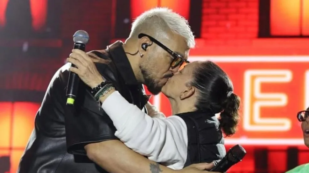 Prefeita de cidade baiana rouba a cena ao beijar cantor Belo no palco do Arraiá do Berimbau