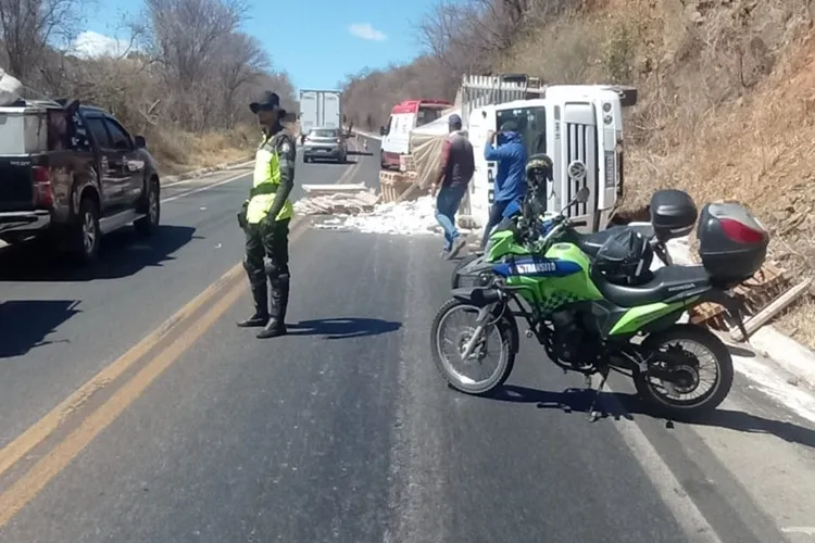 Caminhão com pisos tomba próximo à Serra dos Brindes, em Guanambi