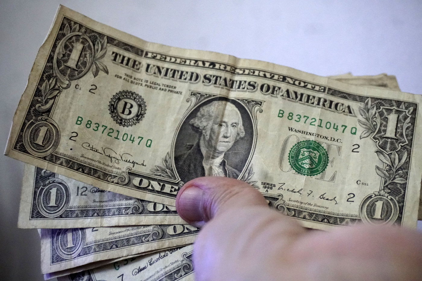 Dólar dispara após anúncio de tarifa de 50% dos EUA sobre o Brasil