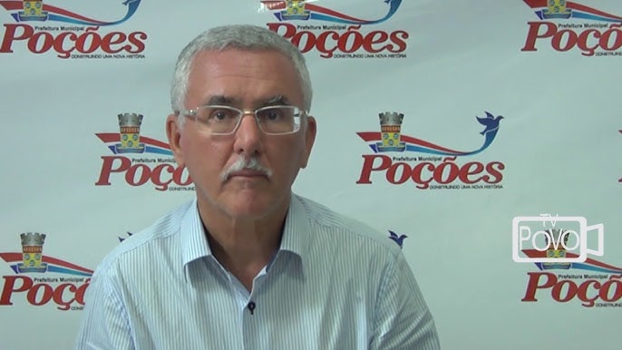 Otto Magalhães, ex-prefeito de Poções, em cerimônia pública antes de sua condenação por improbidade administrativa.