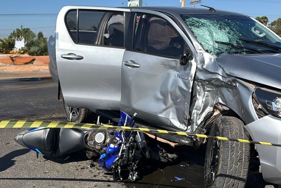 Acidente fatal BR-242 Luís Eduardo Magalhães entre caminhonete e motocicleta em frente ao Bahia Farm Show.