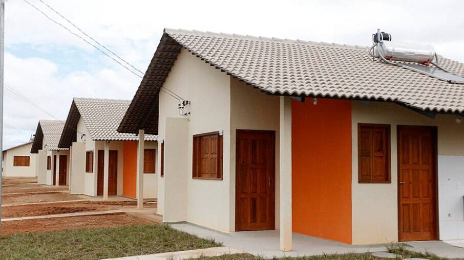 Foto ilustrativa de imóveis urbanos disponíveis para financiamento pelo programa Habite Seguro, com destaque para casas e apartamentos em áreas regularizadas.