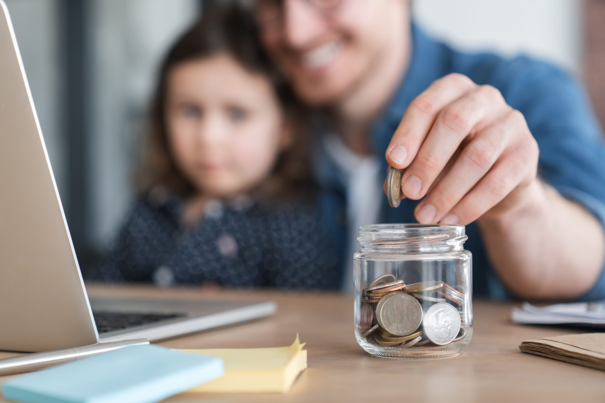 Pessoa usando planilha para controlar gastos mensais e planejar orçamento financeiro.
