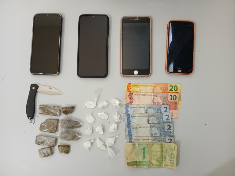 Porções de maconha e cocaína apreendidas durante operação policial no Centro de Livramento de Nossa Senhora.
