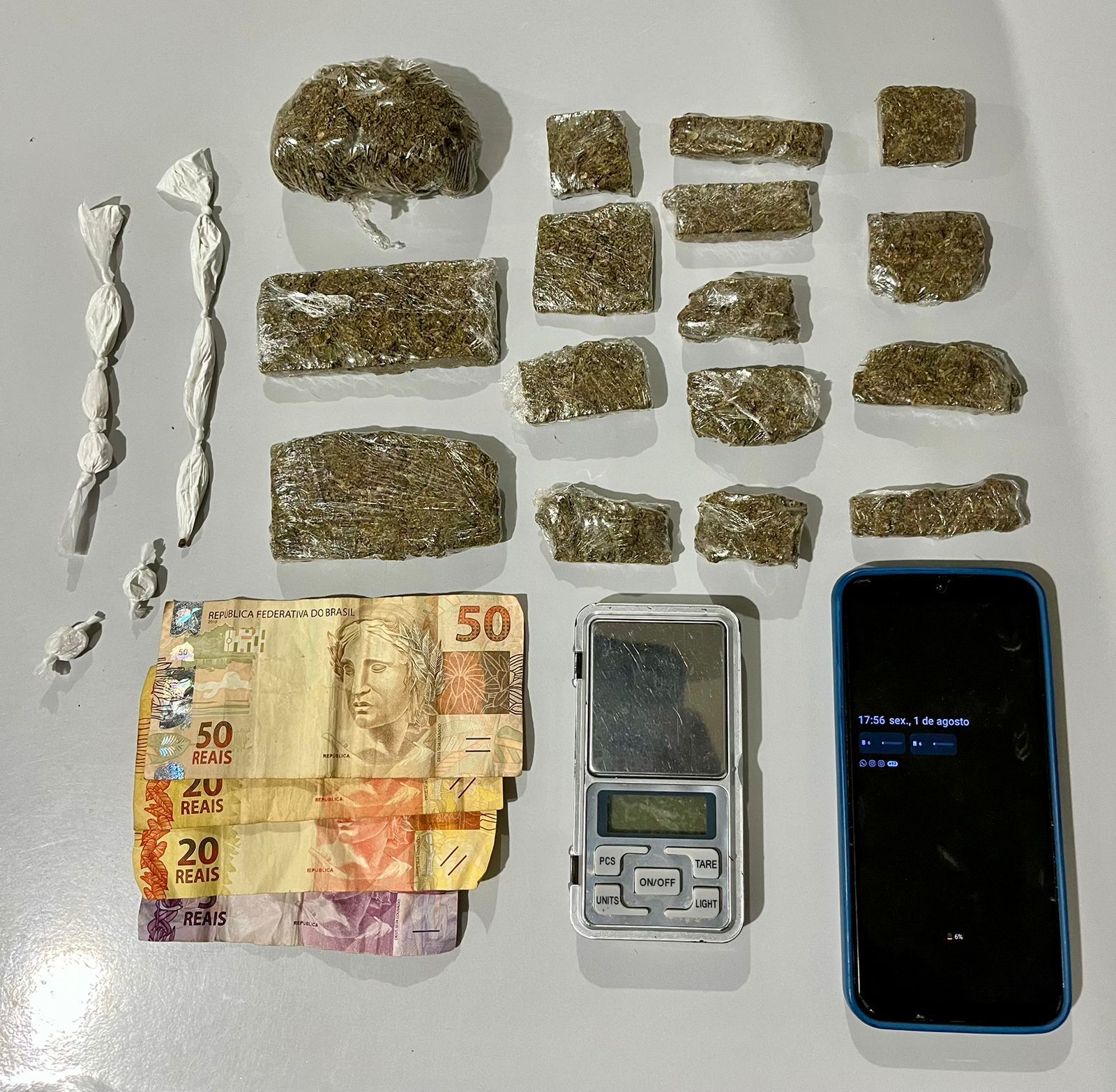 Imagem divulgada pela Assessoria de Comunicação da Polícia Militar mostra os materiais apreendidos durante uma operação no bairro Benito Gama, em Livramento de Nossa Senhora.