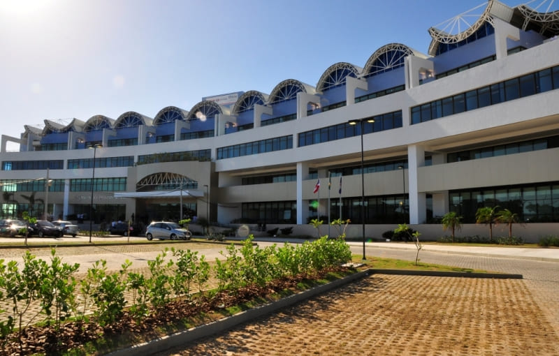 Pessoas estudando para o concurso MPBA, que oferece vagas para promotor de Justiça com salário de R$ 32 mil.