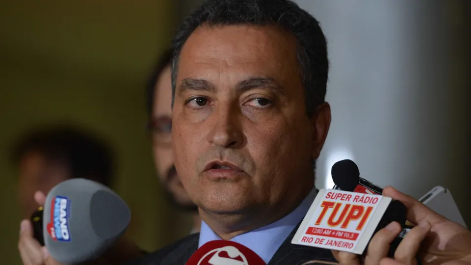 PGR aponta indícios de crime de Rui Costa em contrato de respiradores e pede retomada de inquérito no STJ