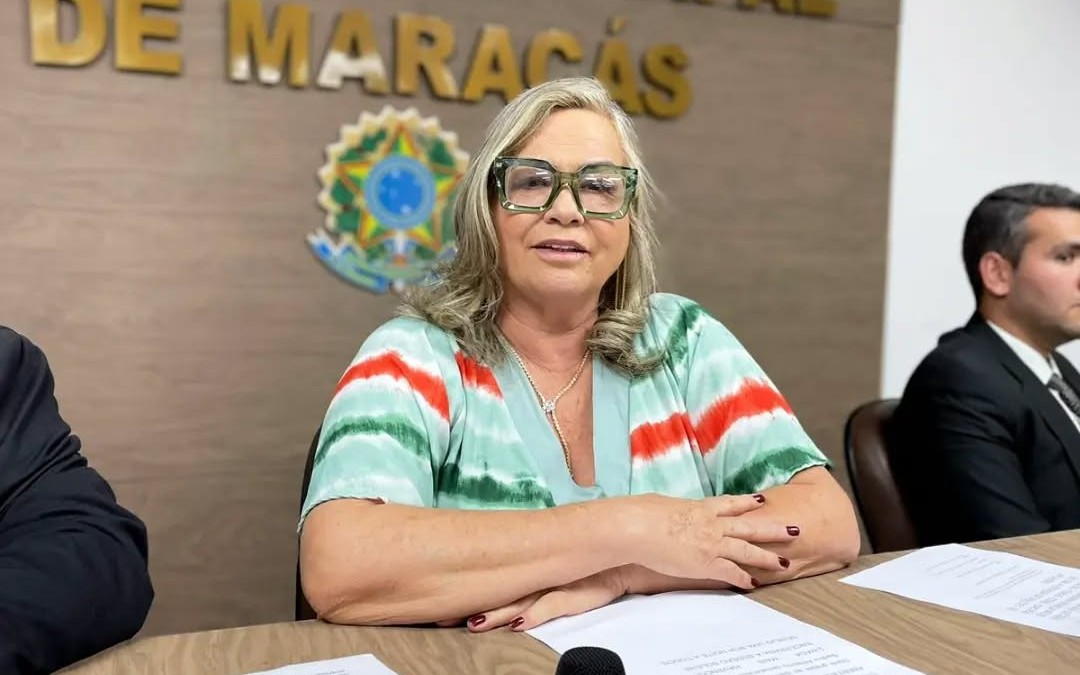 Imagem mostra Suzy Brito durante sessão na Câmara de Maracás; vereadora faleceu aos 62 anos após complicações de saúde.